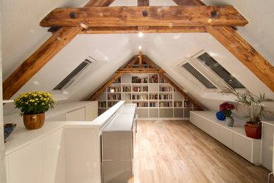 Mittelgroßes Country Lesezimmer ohne Kamin mit weißer Wandfarbe, braunem Holzboden und braunem Boden in Köln