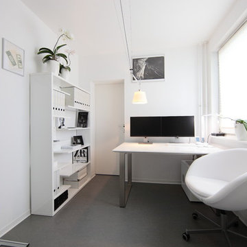 Häusliches Arbeitszimmer in Weiß