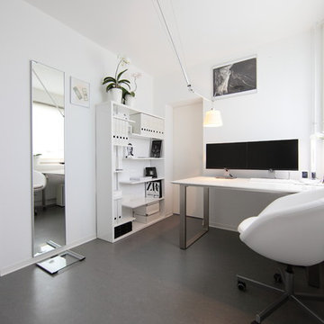 Häusliches Arbeitszimmer in Weiß