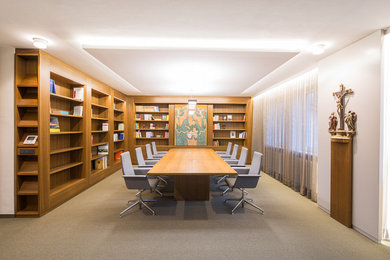 ミュンヘンにあるトラディショナルスタイルのおしゃれなホームオフィス・書斎の写真