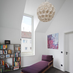 Kleines Modernes Lesezimmer ohne Kamin mit weißer Wandfarbe, Teppichboden und schwarzem Boden in Stuttgart