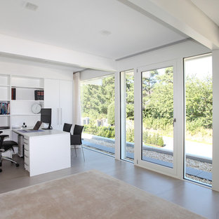 Esempio di un grande ufficio minimal con pareti bianche, pavimento con piastrelle in ceramica, nessun camino, scrivania incassata e pavimento beige