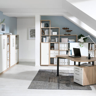 Mittelgroßes Modernes Arbeitszimmer ohne Kamin mit Arbeitsplatz, freistehendem Schreibtisch, weißer Wandfarbe, hellem Holzboden und beigem Boden in Dresden