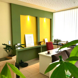 Immagine di un grande ufficio minimal con pareti verdi, pavimento con piastrelle in ceramica, scrivania autoportante e pavimento beige