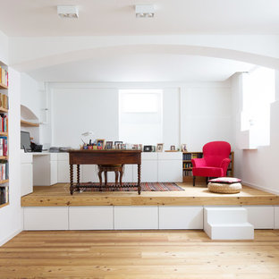 Mittelgroßes Modernes Arbeitszimmer ohne Kamin mit Arbeitsplatz, weißer Wandfarbe, hellem Holzboden, freistehendem Schreibtisch und beigem Boden in München