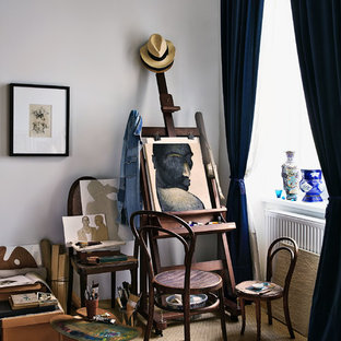 Kleines Stilmix Arbeitszimmer ohne Kamin mit Studio, weißer Wandfarbe, braunem Holzboden und braunem Boden in Berlin
