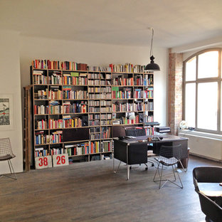 Modernes Lesezimmer mit weißer Wandfarbe, dunklem Holzboden, freistehendem Schreibtisch und braunem Boden in Dortmund