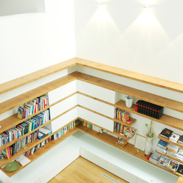 Lese- und Arbeitszimmer mit minimalistischen Eiche-Bücherregalen