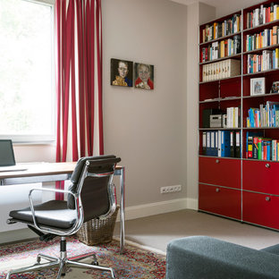 Kleines Modernes Arbeitszimmer ohne Kamin mit grauer Wandfarbe, Teppichboden, freistehendem Schreibtisch, grauem Boden und Arbeitsplatz in Hamburg