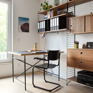 Mittelgroßes Modernes Arbeitszimmer mit Arbeitsplatz, weißer Wandfarbe, freistehendem Schreibtisch und beigem Boden in Köln