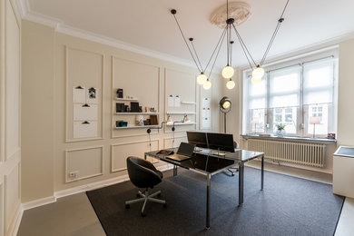 Mittelgroßes Klassisches Arbeitszimmer mit Studio, weißer Wandfarbe, Linoleum und freistehendem Schreibtisch in Dortmund