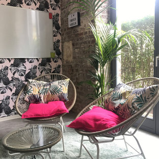 Inspiration för ett shabby chic-inspirerat hemmabibliotek, med heltäckningsmatta och turkost golv