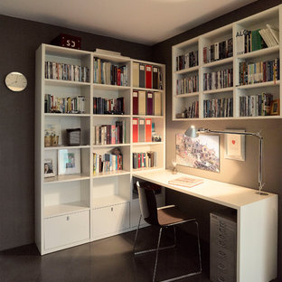 Aménagement d'un bureau contemporain de taille moyenne avec un mur marron, un sol en linoléum, aucune cheminée, un bureau intégré et un sol noir.
