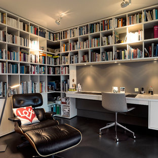 Exempel på ett mellanstort modernt arbetsrum, med ett bibliotek, grå väggar, linoleumgolv, ett inbyggt skrivbord och svart golv