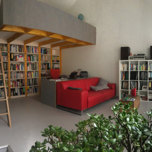 Geräumiges Modernes Arbeitszimmer ohne Kamin mit Studio, weißer Wandfarbe, Linoleum, freistehendem Schreibtisch und grauem Boden in Sonstige