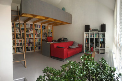 Geräumiges Modernes Arbeitszimmer ohne Kamin mit Studio, weißer Wandfarbe, Linoleum, freistehendem Schreibtisch und grauem Boden in Sonstige