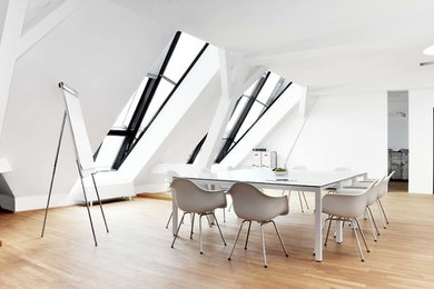 Großes Modernes Arbeitszimmer ohne Kamin mit Arbeitsplatz, weißer Wandfarbe, hellem Holzboden, freistehendem Schreibtisch und beigem Boden in Sonstige