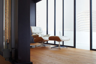 Großes Klassisches Arbeitszimmer mit braunem Holzboden und braunem Boden in Sonstige