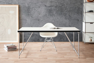 На фото: кабинет в современном стиле с серыми стенами и отдельно стоящим рабочим столом