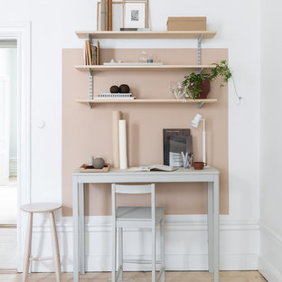 Idéer för att renovera ett litet skandinaviskt arbetsrum, med ljust trägolv, ett fristående skrivbord, beiget golv och beige väggar