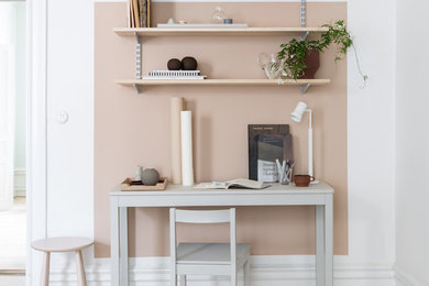 Ejemplo de despacho escandinavo pequeño con suelo de madera clara, escritorio independiente, suelo beige y paredes beige