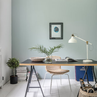 Idéer för att renovera ett litet minimalistiskt arbetsrum, med gröna väggar, målat trägolv, ett fristående skrivbord och vitt golv