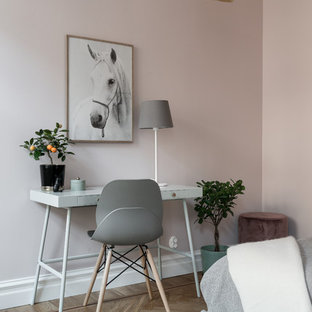 Inspiration för små skandinaviska arbetsrum, med rosa väggar, ljust trägolv, ett fristående skrivbord och beiget golv