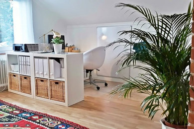 Exempel på ett mellanstort eklektiskt arbetsrum, med ett fristående skrivbord