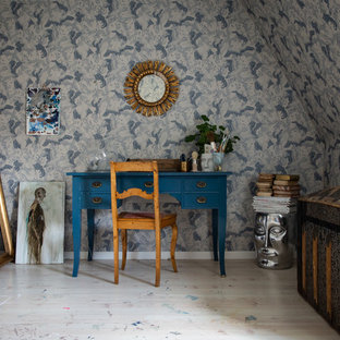 Idéer för att renovera ett mellanstort eklektiskt hemmastudio, med flerfärgade väggar, linoleumgolv, ett fristående skrivbord och beiget golv