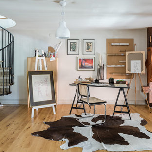 Idéer för ett mellanstort rustikt hemmastudio, med vita väggar, ljust trägolv och ett fristående skrivbord