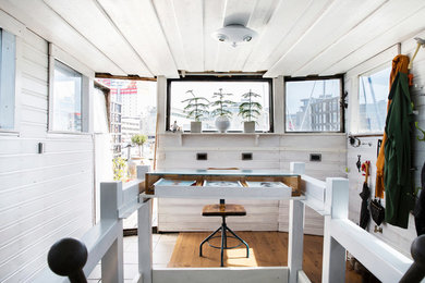 Imagen de despacho nórdico pequeño con paredes blancas