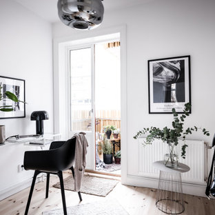Inspiration för minimalistiska arbetsrum, med vita väggar, ljust trägolv, ett fristående skrivbord och beiget golv