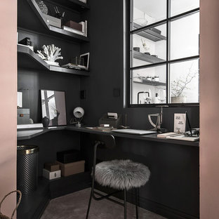 Esempio di un atelier scandinavo con pareti nere, moquette, scrivania incassata e pavimento grigio