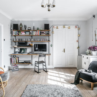 Idéer för mellanstora skandinaviska arbetsrum, med grå väggar, ljust trägolv och beiget golv