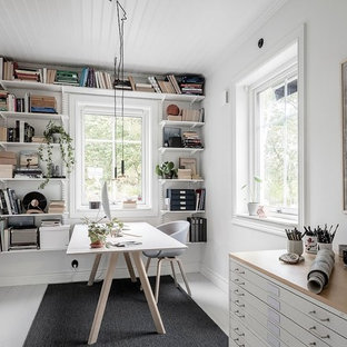 Idéer för nordiska arbetsrum, med ett bibliotek, vita väggar, målat trägolv, ett fristående skrivbord och vitt golv
