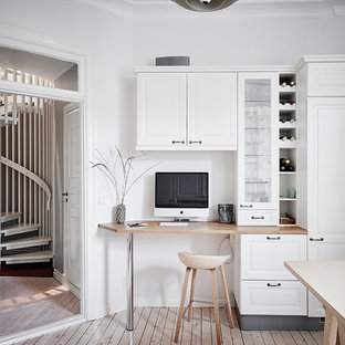 Inspiration för små nordiska arbetsrum, med vita väggar, ljust trägolv, ett inbyggt skrivbord och beiget golv