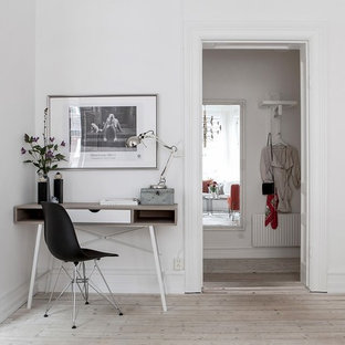 Inspiration för skandinaviska arbetsrum, med vita väggar, ljust trägolv, ett fristående skrivbord och beiget golv