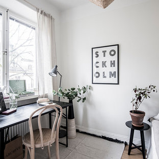 Idéer för ett litet minimalistiskt arbetsrum, med vita väggar, ett fristående skrivbord, mörkt trägolv och brunt golv