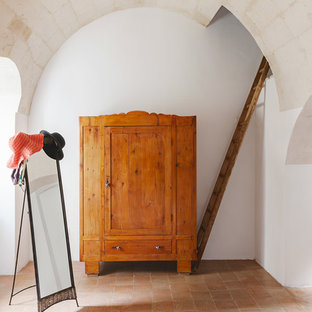 Esempio di armadi e cabine armadio mediterranei con pavimento in terracotta