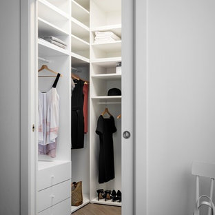 Foto di una piccola cabina armadio unisex design con nessun'anta, ante bianche, pavimento in gres porcellanato e pavimento grigio