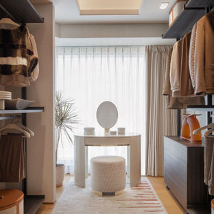 Foto di una cabina armadio contemporanea con nessun'anta, ante in legno bruno, pavimento in legno massello medio, pavimento marrone e soffitto ribassato