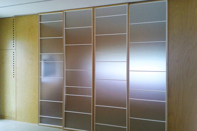 This is an example of a contemporary wardrobe in Naples.