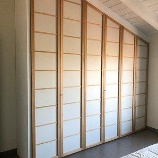 Foto de armario unisex, asiático, grande, con puertas de armario de madera clara