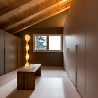 Diseño de vestidor unisex, minimalista, extra grande, con armarios con paneles lisos y puertas de armario beige