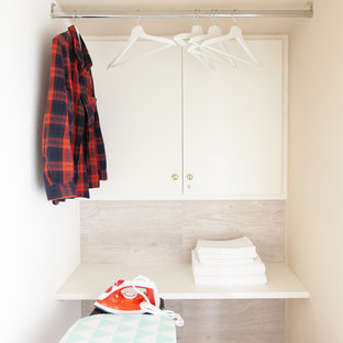 Esempio di un piccolo spazio per vestirsi unisex mediterraneo con ante lisce, ante bianche, pavimento in gres porcellanato e pavimento beige
