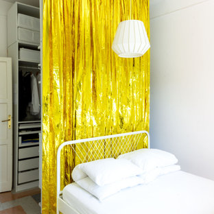 Immagine di una piccola cabina armadio unisex contemporanea con pavimento in marmo, nessun'anta, ante bianche e pavimento multicolore
