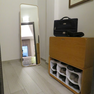 Ejemplo de armario vestidor de hombre, minimalista, pequeño, con armarios abiertos, puertas de armario de madera clara, suelo de baldosas de porcelana y suelo beige
