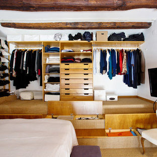 Diseño de armario unisex, ecléctico, grande, con armarios abiertos, puertas de armario de madera clara, moqueta y suelo beige