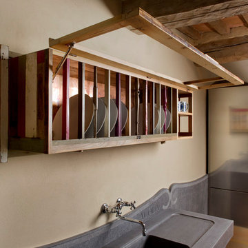 Piattaia per casale Val d'Orcia in legno di recupero su disegno dell'arch. Setti