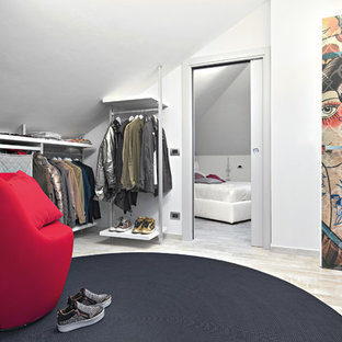 Imagen de vestidor minimalista, grande, con suelo de baldosas de porcelana